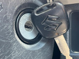 【キーレス】少し離れた場所からでもボタン一つでドアの開錠・施錠ができるのでとっても便利!ドアの鍵穴周りに傷をつけることもありません♪