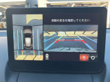 360度ビューカメラを搭載。4方の小型カメラの映像を処理し、車両真上からの映像に変換しています。