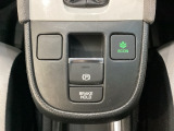 セレクトレバーの下に電子制御パーキングブレーキがあります。スイッチひとつで、停車した地点の傾斜などをシステムが検知・判断してブレーキ力を自動的に最適制御し、しっかり停車できるパーキングシステムです。