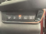 運転席横のスイッチでアイドリングスイッチやパーキングセンサーのON/OFFの切替が可能です。