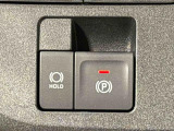 指先だけで簡単に操作が可能な電動パーキングブレーキを採用。「HOLD」スイッチを押すと、渋滞や信号待ちなどでブレーキペダルから足を離しても、ブレーキを保持するので安心です