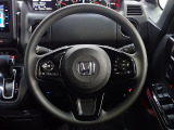 ハンドル左側にはオーディオ操作が出来るオーディオリモートコントロールスイッチ、右側にはHonda SENSINGとオートクルーズコントロールのスイッチを装備!
