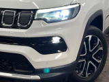 ●LEDヘッドライト:夜間走行時も良好な視界を確保し安心して運転できる高輝度LEDヘッドライトを装備!点灯速度が早く、消費電力も抑えられています。