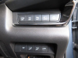 こちらのお車には先進安全装備が多数搭載されています。衝突被害を回避あるいは軽減するためのブレーキや、後方死角からの接近警報、車線逸脱を防止する警報装置など、詳しくはスタッフまでお尋ねください。