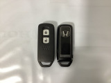 スマートキーを装備しています。鍵を差し込むことなくドアロックの開け閉めと、スタートボタン操作でのエンジンスタートができます。スペアキーも同じものを用意しております。