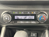 【オートエアコン】一度お好みの温度に設定すれば、車内の温度を検知し風量や温度を自動で調整。暑い&hellip;寒い&hellip;と何度もスイッチ操作をする必要はありません。快適な車内空間には必須の機能ですね♪