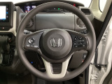 ハンドルにHondaセンシング系のクルーズコントロールやレーンキープアシストなどのスイッチと、オーディオの操作スイッチが装備されています。ハンドルから手を離さず安全に操作できます。