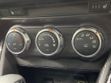 【オートエアコン】一度お好みの温度に設定すれば、車内の温度を検知し風量や温度を自動で調整。暑い&hellip;寒い&hellip;と何度もスイッチ操作をする必要はありません。快適な車内空間には必須の機能ですね♪