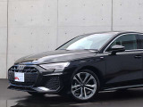 ●Audiが最初に採用したLEDポジショニングランプ。シャープなラインで昼間でも点けていたいと思うほど上品でオシャレです。夜間走行時はさらに目立ちます!