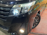 【LEDヘッドライト】悪天候や夜間走行時も良好な視界を確保し安心して運転できる高輝度LEDヘッドライトを装備!点灯速度が早く、消費電力も抑えられています。