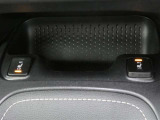 運転席と助手席には寒い時にうれしいシートヒーターが装備されてます。