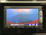 ギヤをR(バック)に入れるとナビの画面に後ろの映像が映るリアカメラ付です。後退時、コンディションが悪い視界でもカラーバックモニターがドライバーをサポートします。