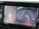 【アラウンドビューモニター&バックモニター】クルマを真上から見下ろしているかのような映像が表示され、周囲の状況がひと目で把握できるので、安心してスマートに駐車できます。駐車が苦手な方にオススメです!