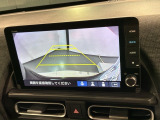 リバースギアに入れるだけで後方の表示へ切り替わります。夜間や雨の日の駐車も楽になりますよ。
