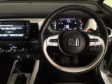 【ハンドル】運転にかかわる様々な操作を安全に行えるように視点移動が少なく操作性に配慮されたスイッチ類が凝縮されたコックピットです。