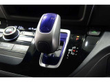 インパネシフトだから視線の移動も少なく足元もスッキリ♪運転席もゆったりしているのでゆとりを持ってドライブできますね!