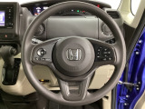 ハンドルにHondaセンシング系のクルーズコントロールやレーンキープアシストなどのスイッチと、オーディオの操作スイッチが装備されています。ハンドルから手を離さず安全に操作できます。