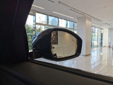 【ブラインドスポットモニター】車外の車をいち早く検知しドライバーに知らせるドライバーアシスト機能となっております。