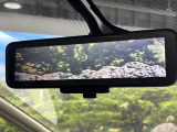 【インテリジェントルームミラー】後席の大きな荷物や同乗者で後方が確認しづらい時でも安心!カメラが撮影した車両後方の映像をルームミラー内に表示。クリアな視界で状況の確認が可能です!
