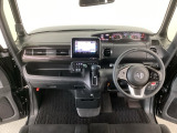 【前方視界】開放的な前方視界!運転がしやすく疲れにくいです♪窓が大きく、見通しがとっても良いおクルマですよ♪