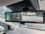 インテリジェント ルームミラー 車両後方に装着した高解像度カメラの映像をミラー面に映し出すので、車内の状況、天候等に影響されずクリアな後方視界を確保出来ます。※スイッチにて通常のミラーへ切替が出来ます