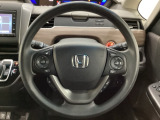 ハンドルにHondaセンシング系のクルーズコントロールやレーンキープアシストなどのスイッチと、オーディオの操作スイッチが装備されています。ハンドルから手を離さず安全に操作できます。