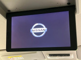 【リヤエンターテインメントシステム】後席にお座りの方も大満足の、人気メーカーオプションを装備。専用の音響システムと、大画面のモニターで移動中もDVD等をお楽しみいただけます。
