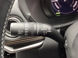 レバーをAUTOの位置にしているとき、レインセンサーが雨を感知すると、雨量に応じてワイパーが自動で作動してくれるオートワイパーを装備!設定変更で非作動にすると、間欠作動に固定されます。