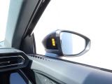 アウディサイドアシスト『後方の死角を並走する車両を検知しドアミラーの内側のLEDが点灯。ドライバーに注意を促し事故を未然に防ぐシステムです。』