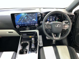 運転席周りのレイアウトをご覧ください。ナビゲーションが綺麗に装着されすっきり収まってますね!