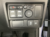 両側電動スライドドアは運転席から操作ができるよう、操作スイッチが付いています。周辺にはヘッドライトリベライザーのスイッチなどがついています。道路状況や積荷の加重に応じてライトの高さを調節できます。
