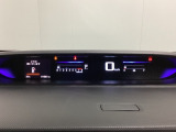 デジタル表示のスピードメーターとタコメーターを大きく配した見やすいメーター部になっています。左側のインフォメーション画面でオドメーターや燃費などの情報を確認できます。