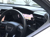 ●隣りの車からウィンドウ越しにバーチャルコクピットが際立っています。大変美しく高級感あふれるインテリアでございます