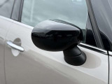 MINIの電動格納サイドミラーは、スイッチ操作でスムーズに開閉でき、狭い駐車場でも安心して扱えます。車体との一体感あるデザインで、利便性とスタイリングを両立した装備です。