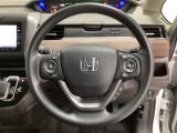 ハンドルにHondaセンシング系のクルーズコントロールやレーンキープアシストなどのスイッチと、オーディオの操作スイッチが装備されています。ハンドルから手を離さず安全に操作できます。