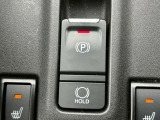 スイッチひとつで簡単に操作できる電動パーキングブレーキを搭載。シフト操作やアクセルと連動してパーキングブレーキが作動・解除されるため、スムーズな発信が可能に!