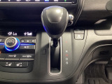 CVT車のセレクトレバーです。低速から高速まで、変速ショックのないスムーズな走りを実現するとともに、エンジン効率のよい領域を維持することで燃費にも貢献します。