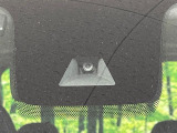 【三菱e-Assist】走行中に前方の車両等を認識し、衝突しそうな時は警報とブレーキで衝突回避と被害軽減をアシスト。より安全にドライブをお楽しみいただけます。
