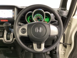 ステアリングスイッチがついていますので、オーディオのチャンネル変更、ボリューム、ジャンル変更が操作可能です。ハンドルから手を離さず安全に操作できます。