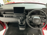 【前方視界】開放的な前方視界!運転がしやすく疲れにくいです♪窓が大きく、見通しがとっても良いおクルマですよ♪