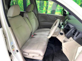 運転席まわりには十分なスペースがあり、大柄な方でもゆったり運転していただける環境です。