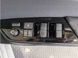 パワーウィンドウのスイッチですよ。 運転席に居ながら窓を開け閉めのコントロールできますよ。 ロック機能で、子供がイタズラして窓を開けるという事も無くなりますよ。