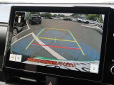 バックモニター付きでガイドラインがモニターに表示され、車庫入れや縦列駐車などの際に役立ちます!