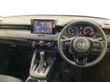 車内は光触媒抗菌消臭施工済です。スタイリッシュなデザインでスポーティなインパネ周りを演出します。グローブボックスやカップホルダーのほかにトレーなどたくさんの収納スペースが付いています。