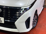 【LEDヘッドライト】悪天候や夜間走行時も良好な視界を確保し安心して運転できる高輝度LEDヘッドライトを装備!点灯速度が早く、消費電力も抑えられています。
