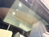 ガラスルーフ採用により開放的かつ明るい車内空間にてドライビングをお楽しみいただけます