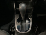 CVT車のセレクトレバーです。低速から高速まで、変速ショックのないスムーズな走りを実現するとともに、エンジン効率のよい領域を維持することで燃費にも貢献します。
