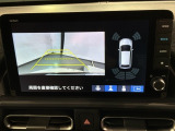 リバースギアに入れるだけで後方の表示へ切り替わります。夜間や雨の日の駐車も楽になりますよ。