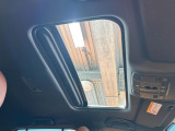 【サンルーフ】開放感たっぷりの希少装備、サンルーフが装着されています!車内に明かりを取り入れたり景色を楽しむ以外にも、車内の空気も簡単に換気できて快適です!