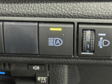 【AHB:オートマチックハイビーム】クルマに搭載されたシステムが、先行車や対向車の存在のほか周囲の明るさを検知し、ハイビームとロービームを自動で切り替える機能です。